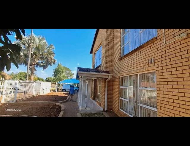 6 BEDROOM HOUSE FOR SALE IN SHAYANDIMA